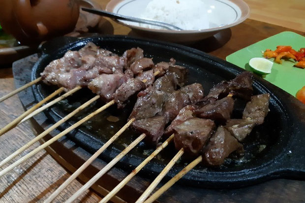 Menikmati Sate Spesial...