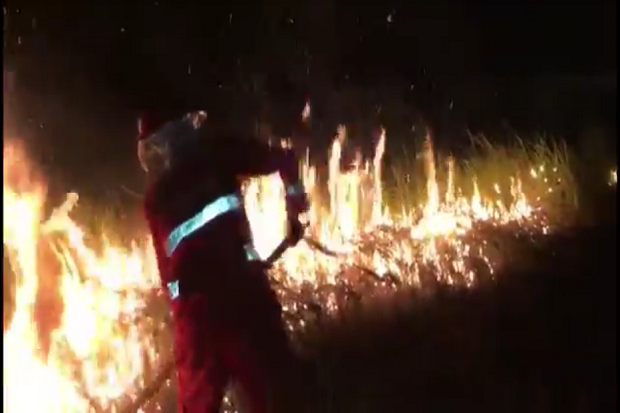 Kobaran Api Hanguskan...