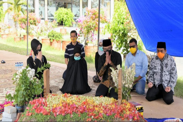 Takziah ke Makam Yance,...