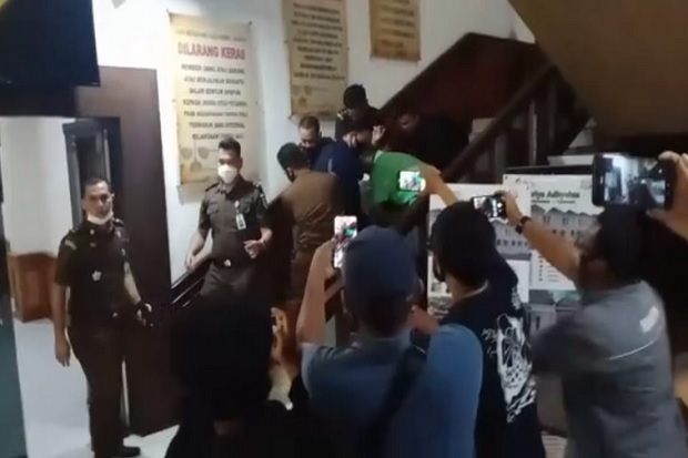 Tembak Diri Sendiri...