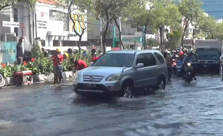 Pipa PDAM Surabaya Jebol,...