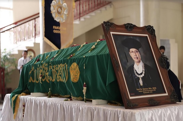 UGM Berduka, Guru Besar...