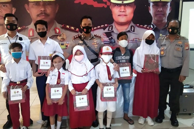 Bantu Siswa Tidak Mampu,...