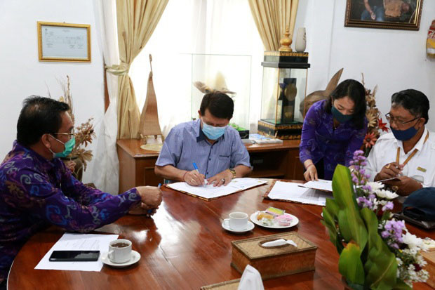 Pemkab Klungkung Terima...