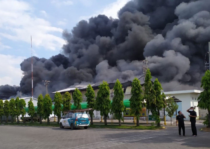Pabrik Elektronik Terbakar,...