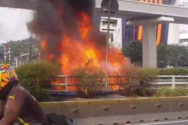 Mobil Mewah Terbakar...