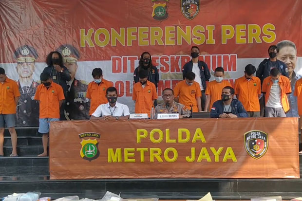 Penyelenggara Pesta...