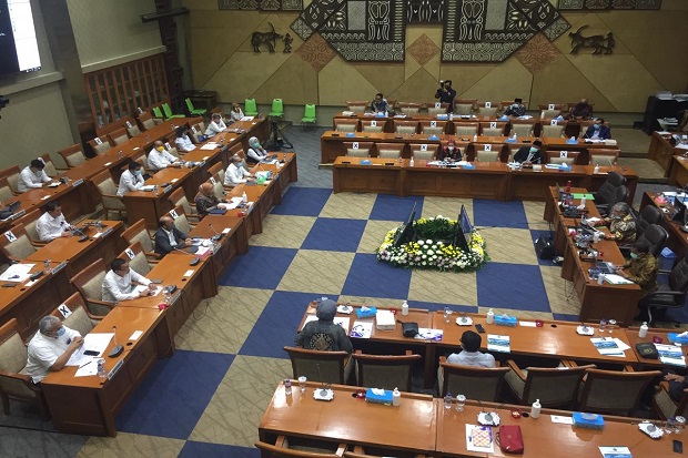 Komisi IX Gelar Rapat...