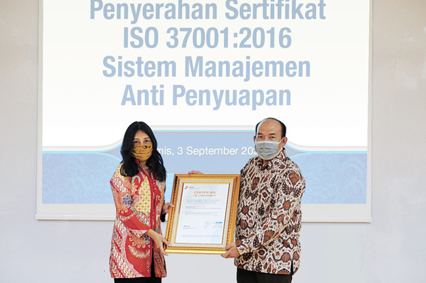 Peruri Terima Sertifikat...