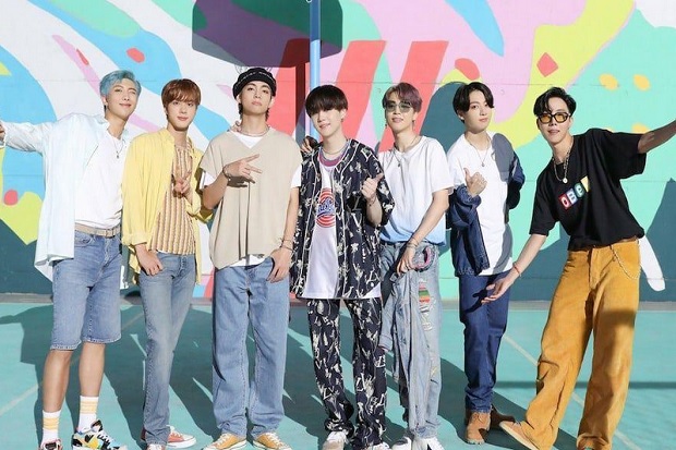 BTS Tampil Penuh Warna...