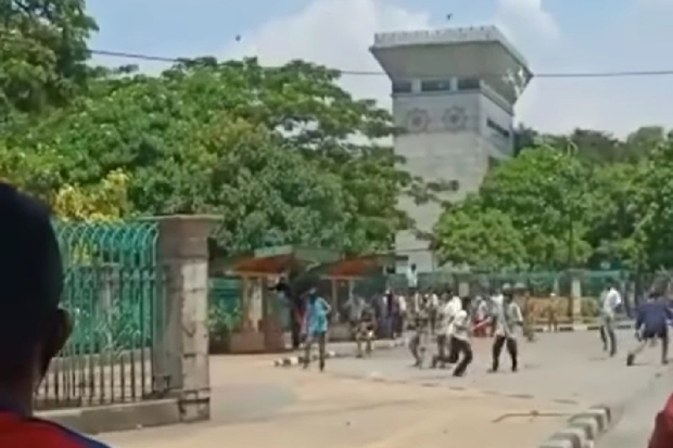 Viral Remaja Tawuran...