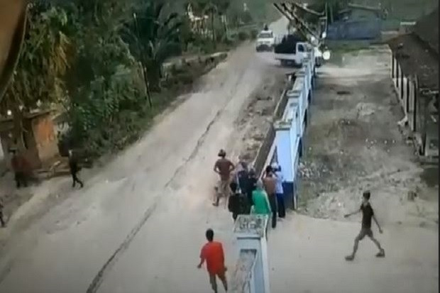 Melintas di Jalan Perusahaan,...