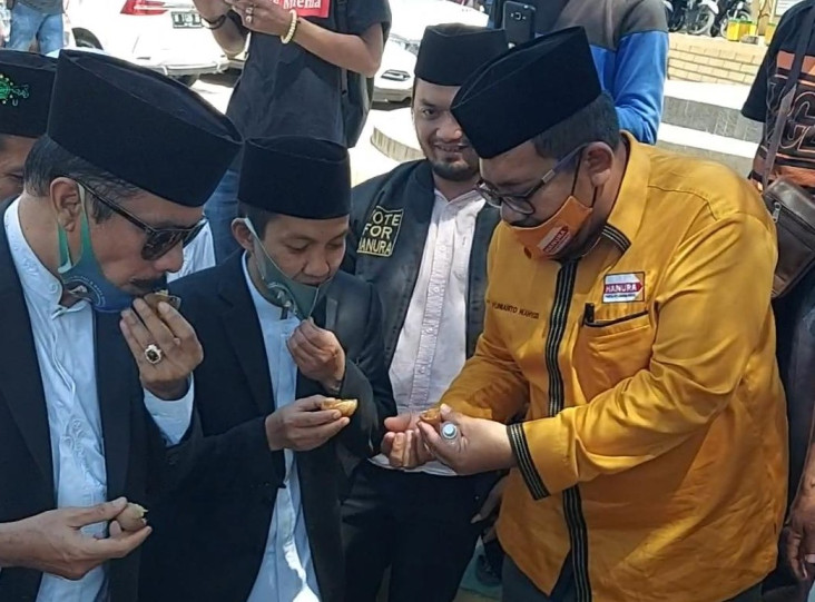 Diantar Kiai dan Ulama,...