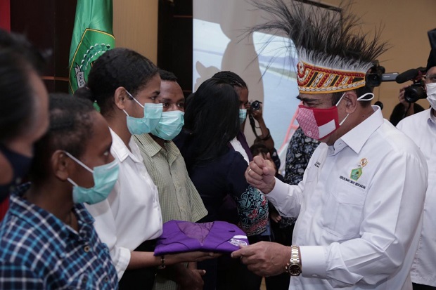 Menag Salurkan Bantuan...
