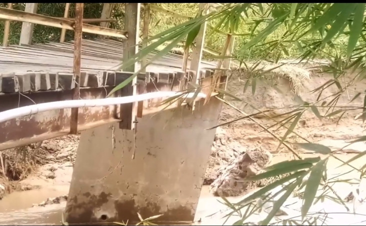 Banjir Robohkan Jembatan...