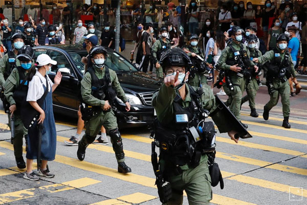 Polisi Hong Kong Tangkap...