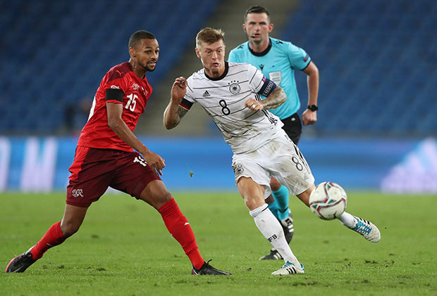 Pemain Belakang Swiss...