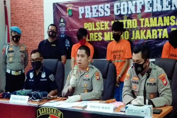 Tiga Perampas Ponsel...