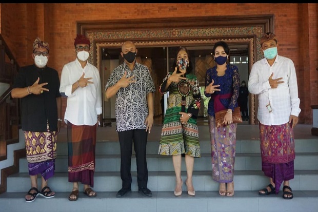 Menkop Kunjungi Dharma...