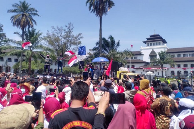 Di Gedung Sate, Gatot...