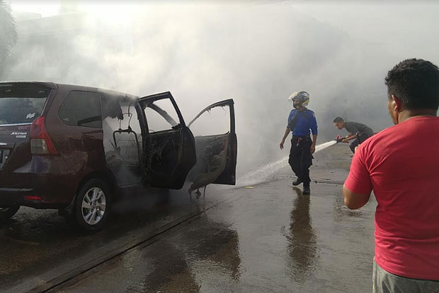 Mobil Minibus Terbakar...