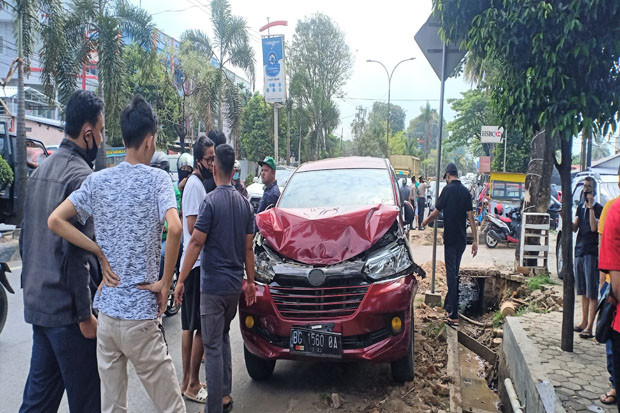 Pikap Ngerem Mendadak,...