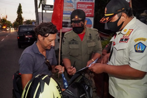 Puluhan Bule di Kuta...