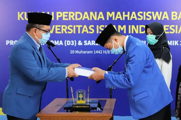 Kuliah Perdana UII,...