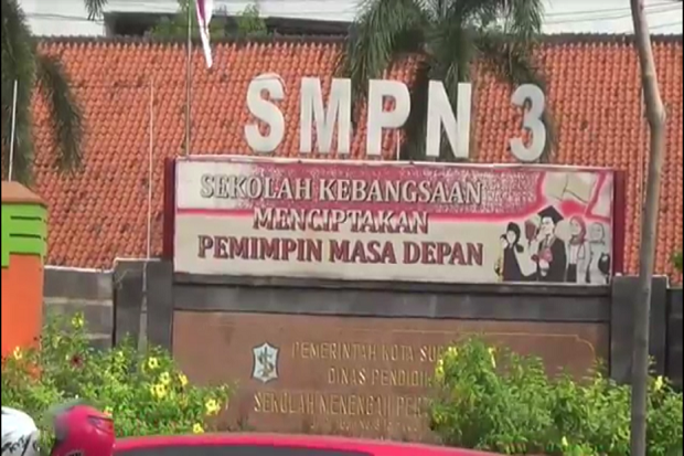4 Guru Positif COVID-19,...