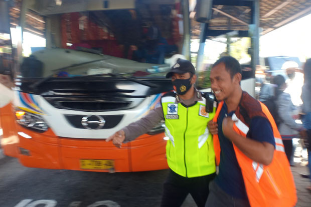 Penumpangnya Pakai Masker,...