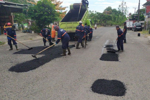 Sejumlah Jalan Berlubang...