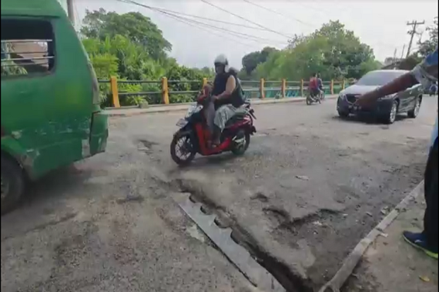 Bebannya Terlalu Berat,...