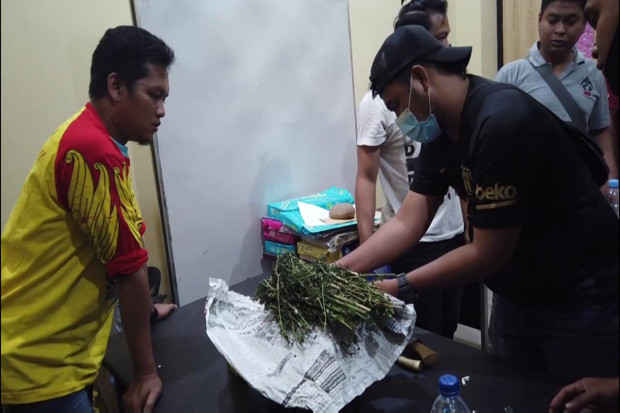 Dua Pria Ditangkap Saat...