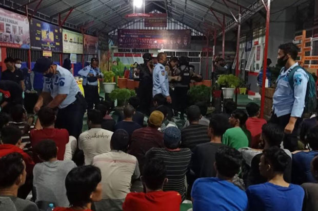 Polisi Kawal Ketat Pemindahan...