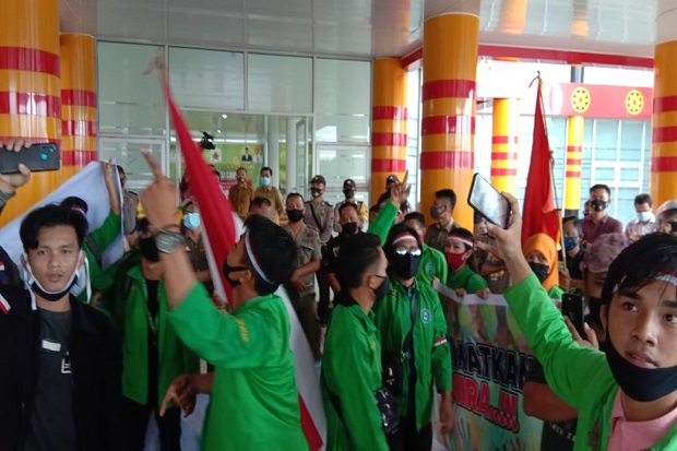 Aksi Mahasiswa AKNIRA...