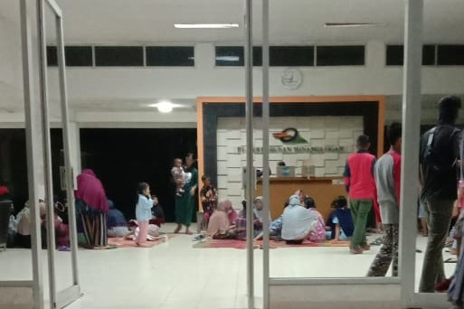 Perjuangkan Gaji Suami,...