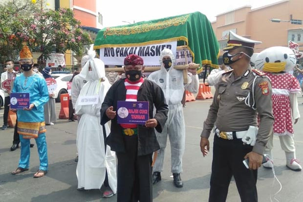 Setan Pocong Muncul...