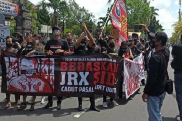 Jerinx SID Disidang,...