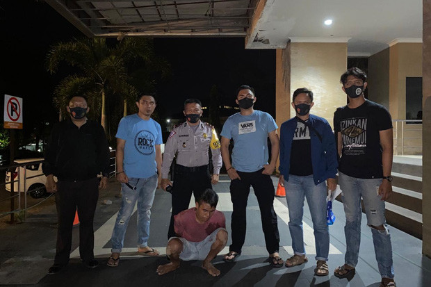 Pria Paruh Baya di Manado...
