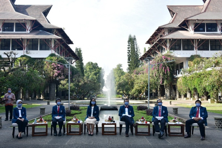 Disambut Rektor, 6.491...