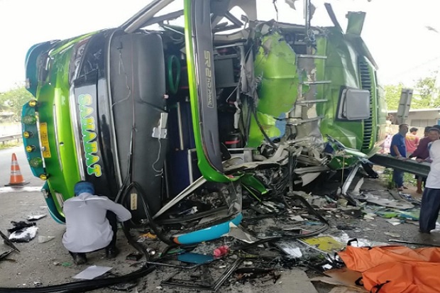 Tabrakan Beruntun Bus...