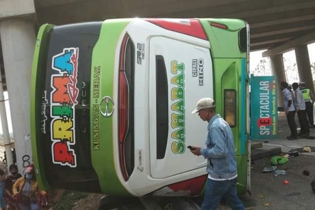 Bus Sahabat Terguling...