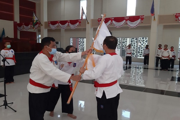 Gandeng Merpati Putih,...