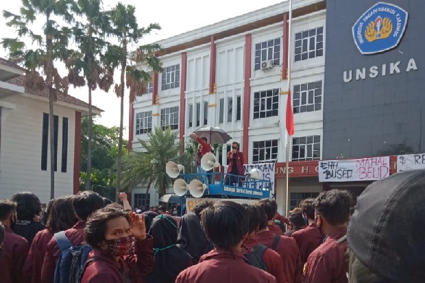Mahasiswa Unsika Unjuk...
