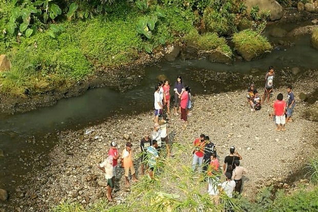Mandi di Sungai, Dua...