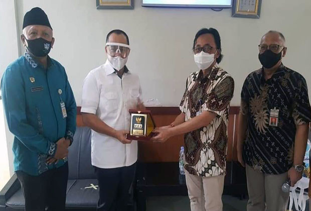 Bupati Zahir Gandeng...