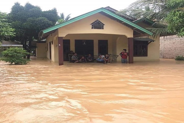 Banjir 2 Meter Rendam...