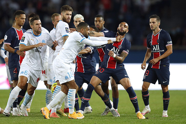 Neymar Pukul Lawan,...