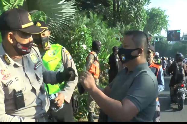 Razia Masker di Surabaya,...