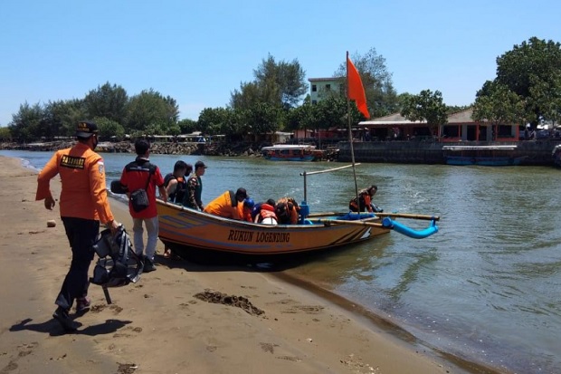 Kapal Terbalik di Pantai...